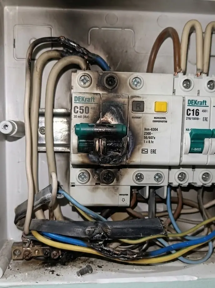 Сгоревший дифавтомат и поврежденная проводка в щитке